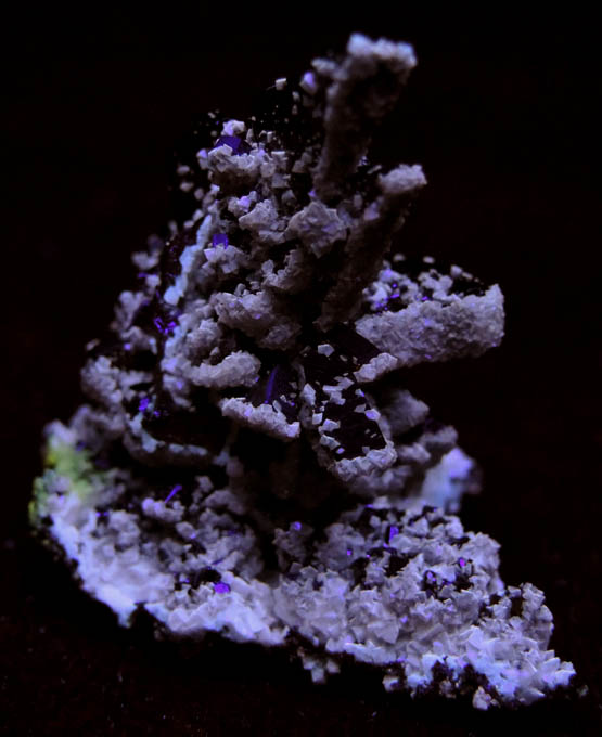 Descloizite with Smithsonite from Berg Aukas Mine, 16 km ENE of Grootfontein, Otavi Mountain Land, Namibia