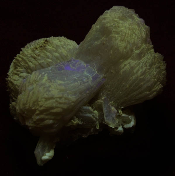 Photo below under shortwave ultraviolet illumination of Stilbite from Upper New Street Quarry, Paterson, Passaic County, New Jersey Stilbite from Upper New Street Quarry, Paterson, Passaic County, New Jersey
