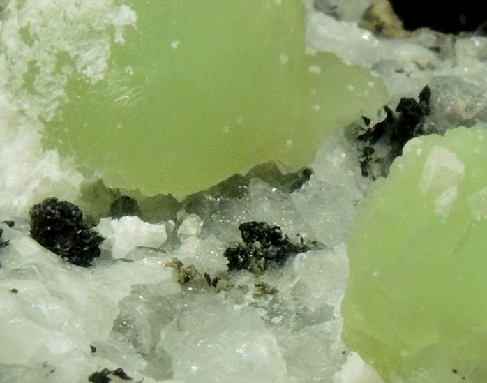 Prehnite and Babingtonite in Calcite from Upper New Street Quarry, Paterson, Passaic County, New Jersey