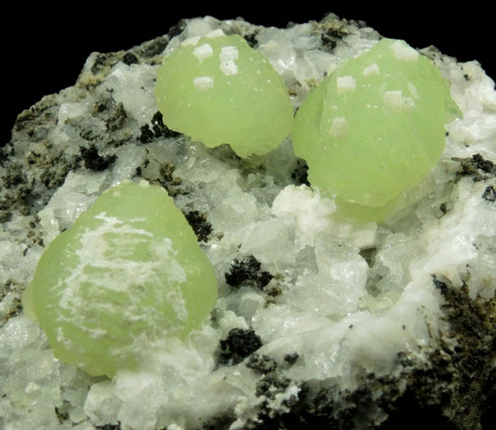 Prehnite and Babingtonite in Calcite from Upper New Street Quarry, Paterson, Passaic County, New Jersey