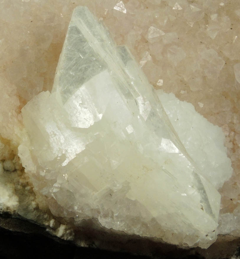 Goosecreekite and Heulandite on di-pyramidal Quartz from Nashik District, Maharashtra, India