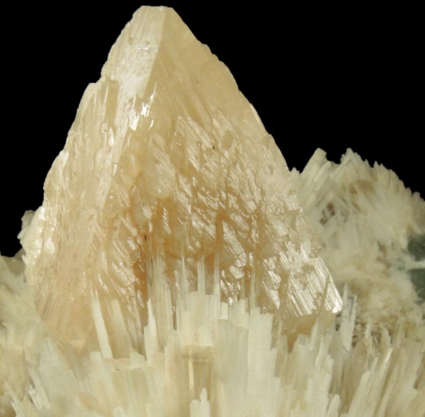 Powellite on Scolecite from Nashik District, Maharashtra, India