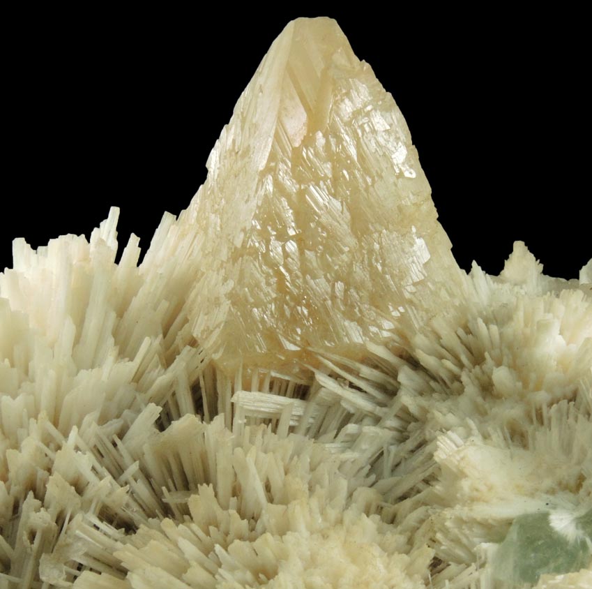 Powellite on Scolecite from Nashik District, Maharashtra, India