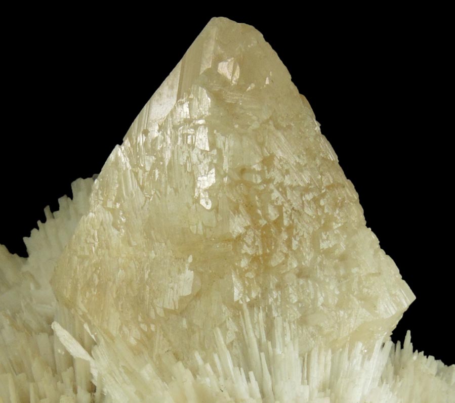 Powellite on Scolecite from Nashik District, Maharashtra, India