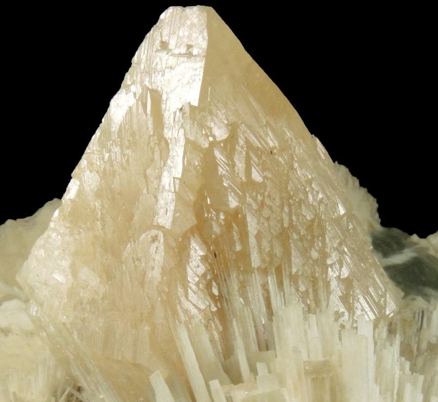 Powellite on Scolecite from Nashik District, Maharashtra, India