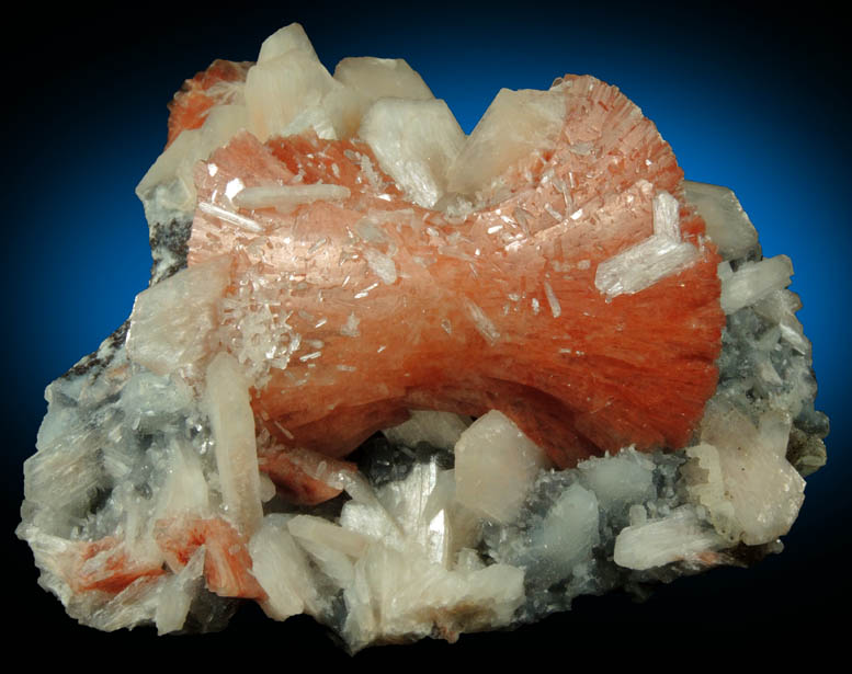 Heulandite and Stilbite over Quartz from Jalgaon, Maharashtra, India