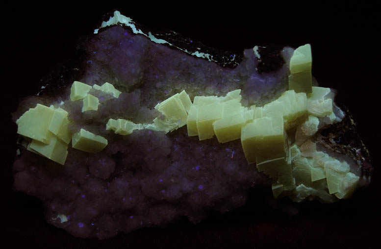 Calcite on Analcime from Gopher Valley Quarry, 16 km southwest of McMinnville, Yamhill County, Oregon