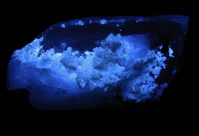 Photo below under shortwave ultraviolet illumination of Scheelite on doubly-terminated Quartz from Yaogangxian Mine, 32 km southeast of Chenzhou, Hunan, China Scheelite on doubly-terminated Quartz from Yaogangxian Mine, 32 km southeast of Chenzhou, Hunan, China