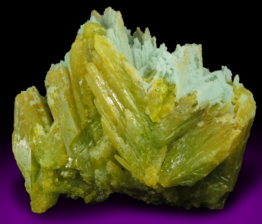 Pyromorphite with Plumbogummite overgrowth from Laohu Hill, Guilin, Guangxi, China