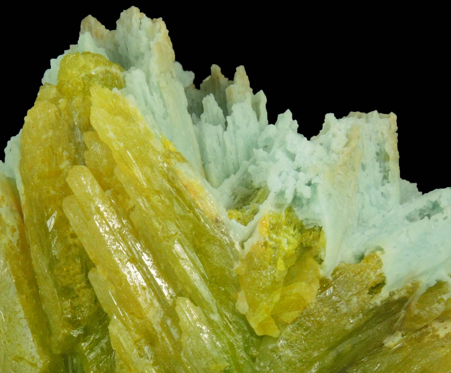Pyromorphite with Plumbogummite overgrowth from Laohu Hill, Guilin, Guangxi, China