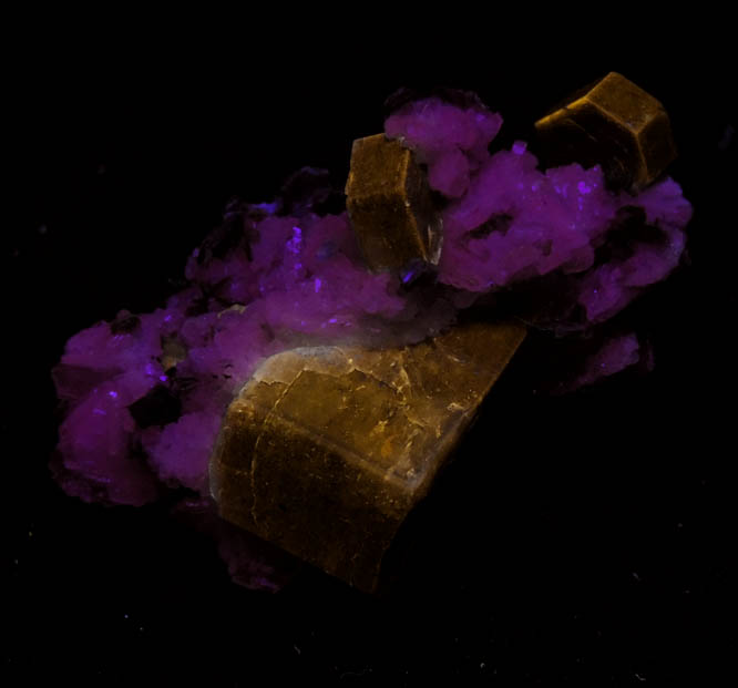 Fluorapatite on Albite from Sapo Mine, Conselheiro Pena, Minas Gerais, Brazil