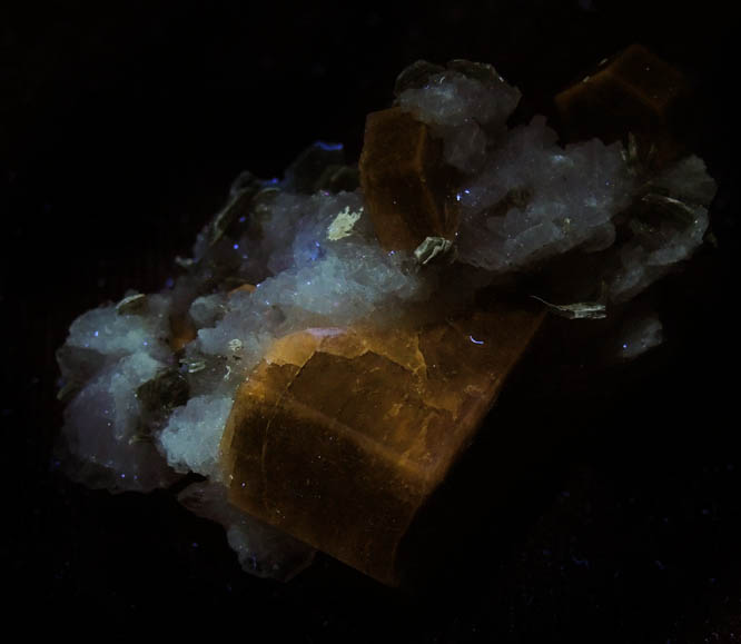 Fluorapatite on Albite from Sapo Mine, Conselheiro Pena, Minas Gerais, Brazil