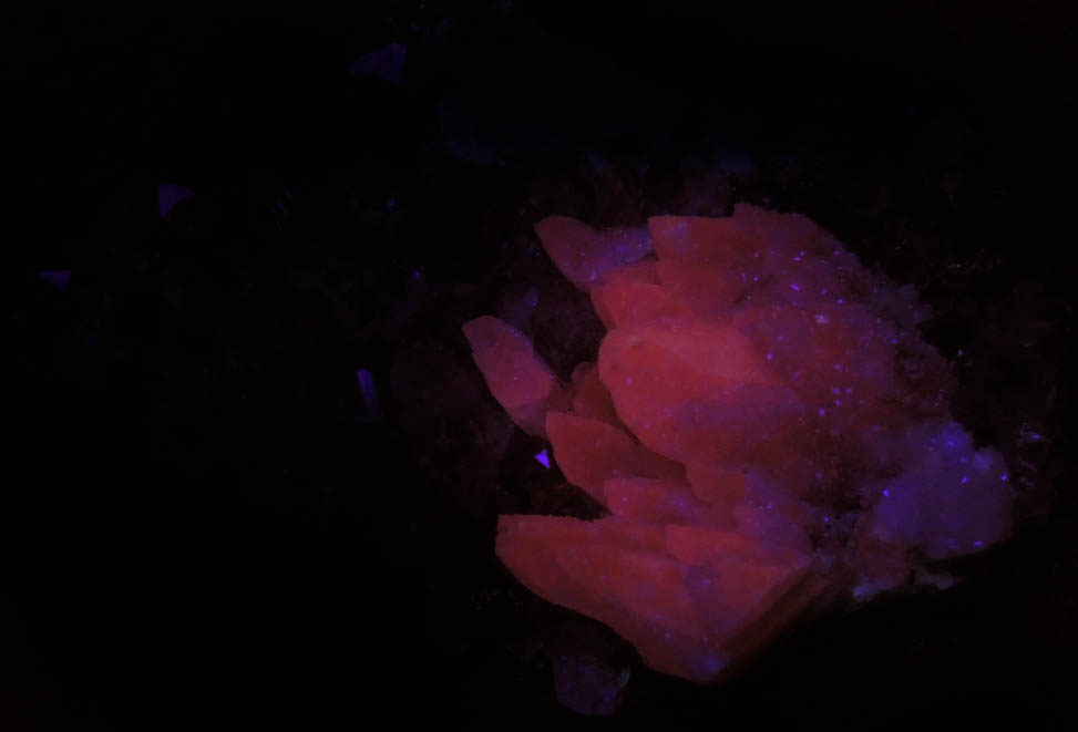 Photo below under shortwave ultraviolet illumination of Quartz over Calcite on Amethyst Quartz from Alto Uruguai, Rio Grande do Sul, Brazil Quartz over Calcite on Amethyst Quartz from Alto Uruguai, Rio Grande do Sul, Brazil