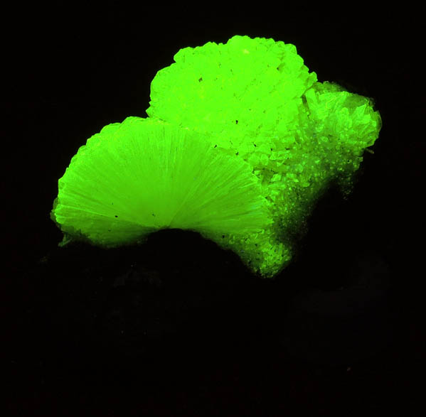 Photo below under shortwave ultraviolet illumination of Adamite from Mina Ojuela, Mapimi, Durango, Mexico Adamite from Mina Ojuela, Mapimi, Durango, Mexico