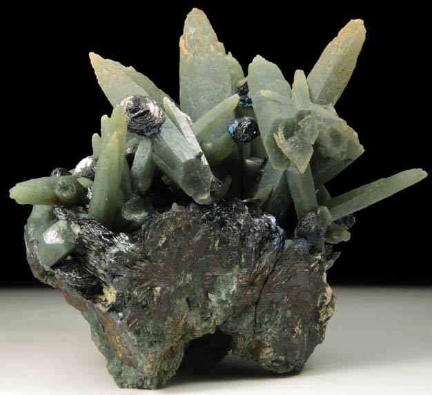 Hematite on Quartz with Hedenbergite-Actinolite-Crossite inclusions from Mega Xhorio, Seriphos Island, Greece