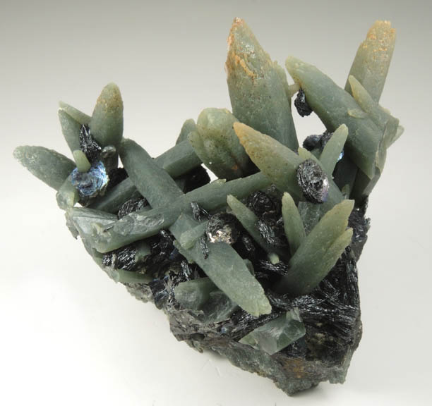 Hematite on Quartz with Hedenbergite-Actinolite-Crossite inclusions from Mega Xhorio, Seriphos Island, Greece