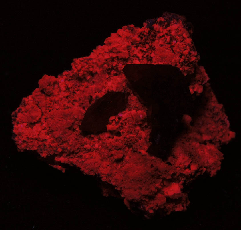 Photo below under shortwave ultraviolet illumination of Wulfenite on Calcite from Tsumeb Mine, Otavi-Bergland District, Oshikoto, Namibia Wulfenite on Calcite from Tsumeb Mine, Otavi-Bergland District, Oshikoto, Namibia