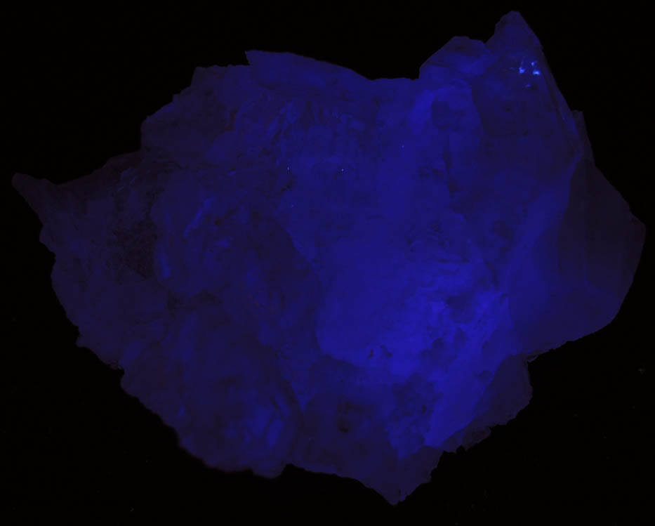 Photo below under longwave ultraviolet illumination of Fluorite (Spinel Law twinned) from Mundo Nuevo Mine, Huamachuco, La Libertad, Peru Fluorite (Spinel Law twinned) from Mundo Nuevo Mine, Huamachuco, La Libertad, Peru