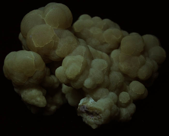 Photo below under shortwave ultraviolet illumination of Aragonite-Calcite from Cerro de Pasco, Pasco, Peru Aragonite-Calcite from Cerro de Pasco, Pasco, Peru