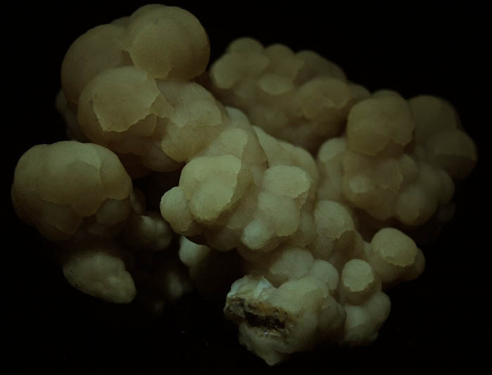 Photo below under longwave ultraviolet illumination of Aragonite-Calcite from Cerro de Pasco, Pasco, Peru Aragonite-Calcite from Cerro de Pasco, Pasco, Peru