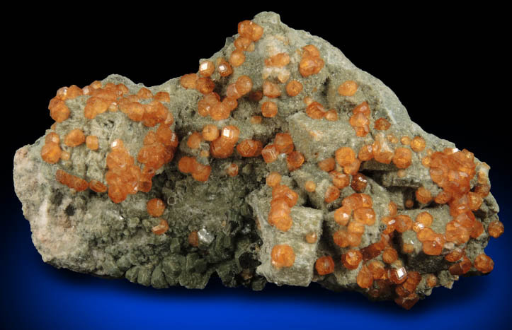 Spessartine Garnet and Muscovite over Microcline from Tongbei-Yunling District, Fujian Province, China