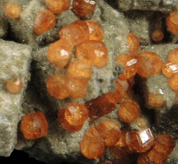 Spessartine Garnet and Muscovite over Microcline from Tongbei-Yunling District, Fujian Province, China