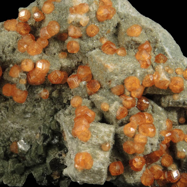 Spessartine Garnet and Muscovite over Microcline from Tongbei-Yunling District, Fujian Province, China