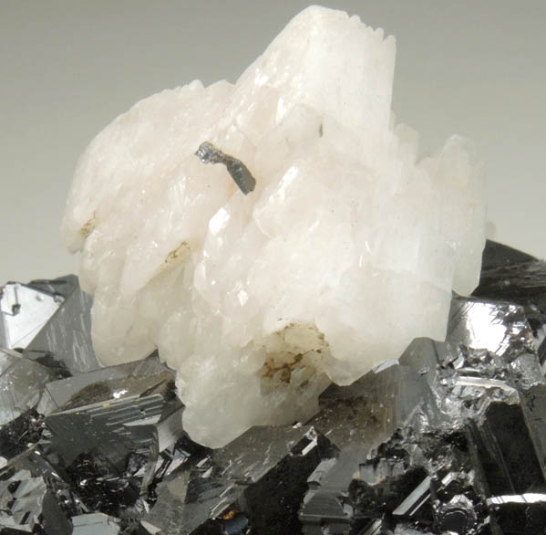 Calcite on Sphalerite (Spinel Law twinned) from Second Sovietskiy Mine, Dalnegorsk, Primorskiy Kray, Russia