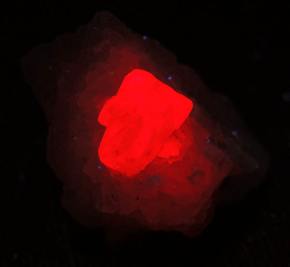 Photo below under longwave ultraviolet illumination of Spinel from Mahenge, Morogoro Region, Tanzania Spinel from Mahenge, Morogoro Region, Tanzania
