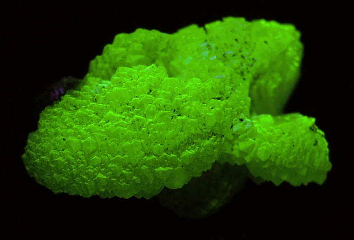 Photo below under shortwave ultraviolet illumination of Adamite from Mina Ojuela, Mapimí, Durango, Mexico Adamite from Mina Ojuela, Mapimí, Durango, Mexico