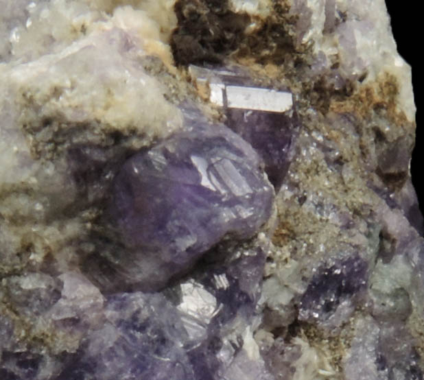 Fluorapatite with Bertrandite on Albite from Lavra da Golconda, near Governador Valadares, Minas Gerais, Brazil