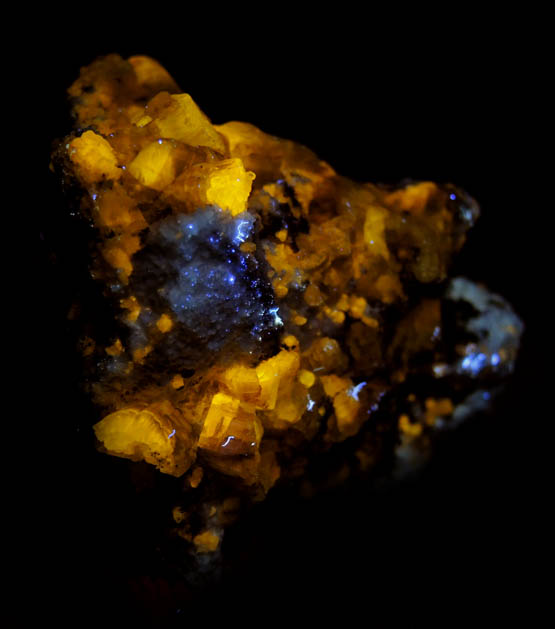 Fluorapatite with Bertrandite on Albite from Lavra da Golconda, near Governador Valadares, Minas Gerais, Brazil