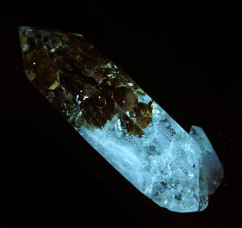 Photo below under shortwave ultraviolet illumination of Quartz var. Firefly Quartz with large moveable bubble in petroleum-filled cavity from Madirobe, Tsaratanāna, Betsiboka, Madagascar Quartz var. Firefly Quartz with large moveable bubble in petroleum-filled cavity from Madirobe, Tsaratanāna, Betsiboka, Madagascar
