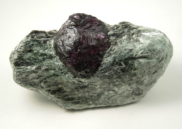 Almandine var. Rhodolite Garnet from Fazenda Rodolita, Peixe, 5.5 km south of Valrio da Natividade, Tocantins, Brazil