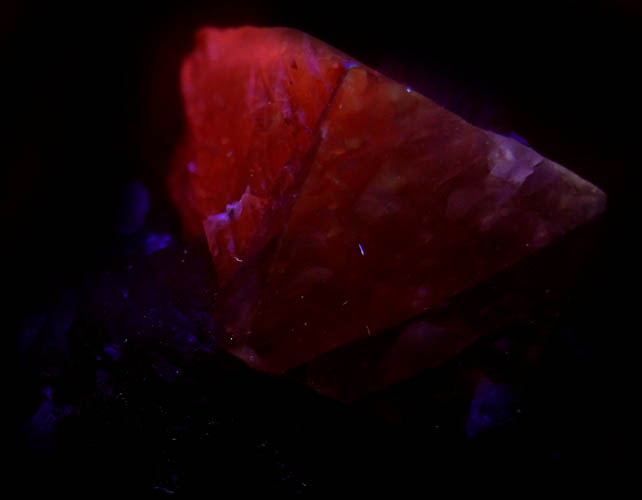 Photo below under shortwave ultraviolet illumination of Calcite and Stilbite from Chimney Rock Quarry, Bound Brook, Somerset County, New Jersey Calcite and Stilbite from Chimney Rock Quarry, Bound Brook, Somerset County, New Jersey