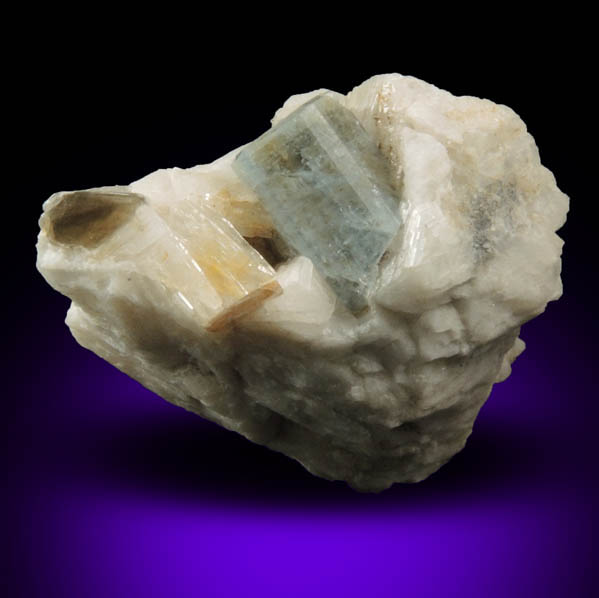 Fluorapatite on Albite with Muscovite from Emmons Quarry, southeastern slope of Uncle Tom Mountain, Greenwood, Oxford County, Maine
