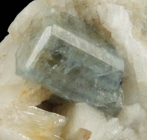 Fluorapatite on Albite with Muscovite from Emmons Quarry, southeastern slope of Uncle Tom Mountain, Greenwood, Oxford County, Maine