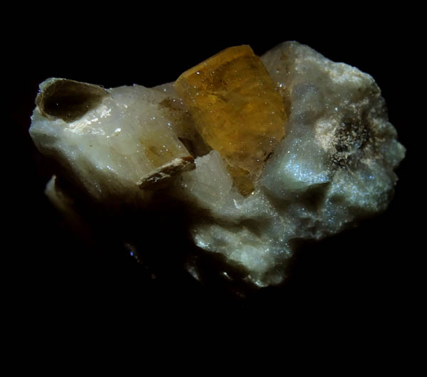 Fluorapatite on Albite with Muscovite from Emmons Quarry, southeastern slope of Uncle Tom Mountain, Greenwood, Oxford County, Maine