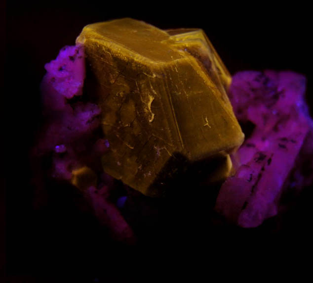 Fluorapatite on Albite from Sapo Mine, Conselheiro Pena, Minas Gerais, Brazil