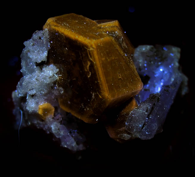 Fluorapatite on Albite from Sapo Mine, Conselheiro Pena, Minas Gerais, Brazil