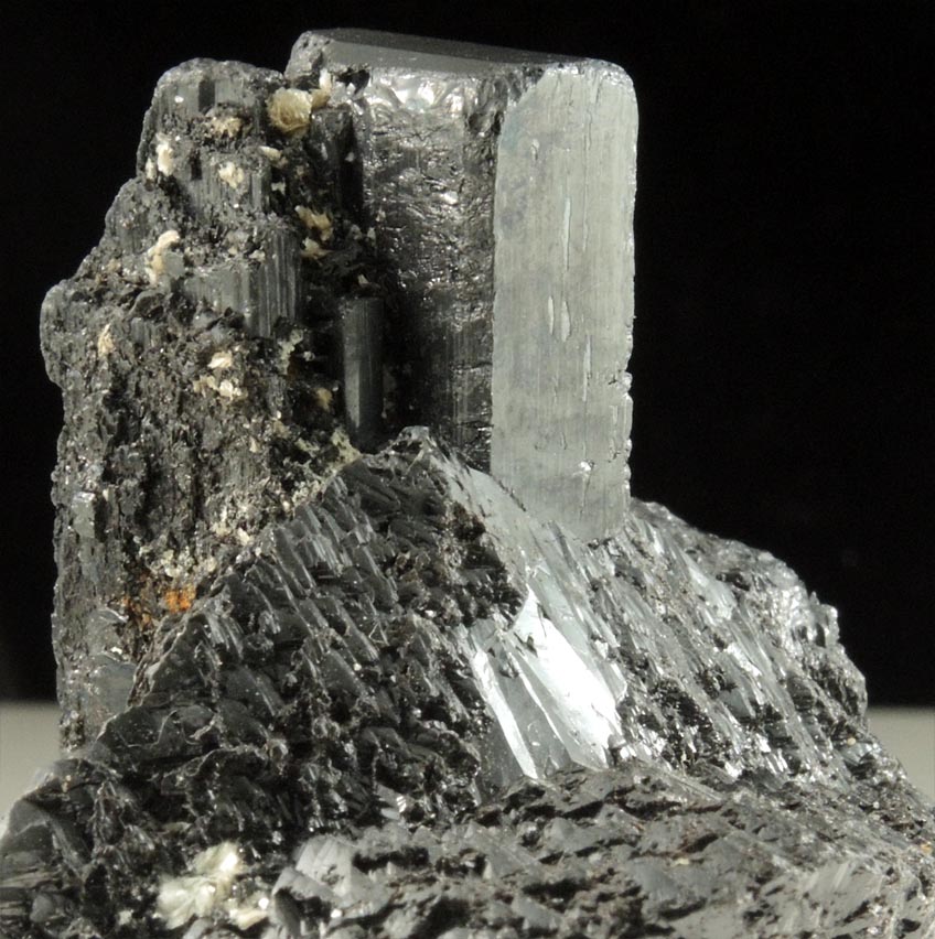 Columbite on twinned Cassiterite from Itambe, Bahia, Brazil