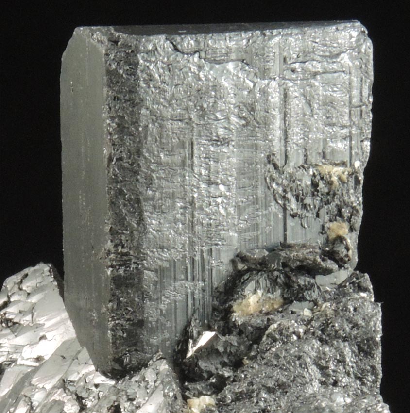 Columbite on twinned Cassiterite from Itambe, Bahia, Brazil