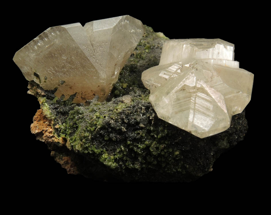 Cerussite sixling-twinned crystals on Duftite from Tsumeb Mine, Otavi-Bergland District, Oshikoto, Namibia (Type Locality for Duftite)