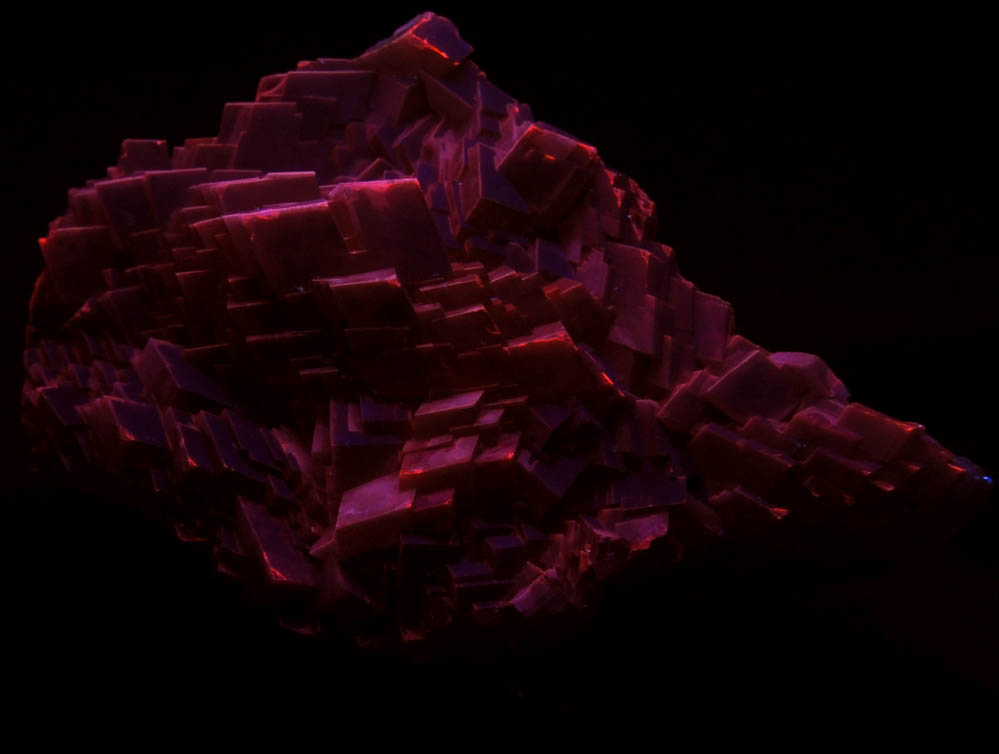 Photo below under shortwave ultraviolet illumination of Calcite with Duftite overgrowth from Tsumeb Mine, Otavi-Bergland District, Oshikoto, Namibia (Type Locality for Duftite) Calcite with Duftite overgrowth from Tsumeb Mine, Otavi-Bergland District, Oshikoto, Namibia (Type Locality for Duftite)