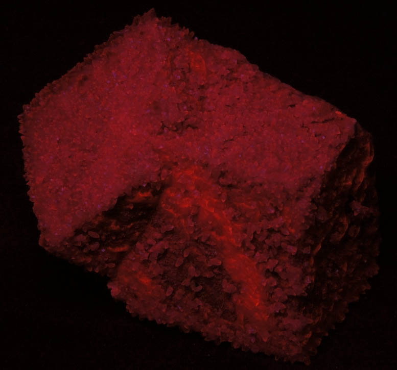 Photo below under shortwave ultraviolet illumination of Calcite (interpenetrant-twinned crystals) with Calcite overgrowth from Naica District, Saucillo, Chihuahua, Mexico Calcite (interpenetrant-twinned crystals) with Calcite overgrowth from Naica District, Saucillo, Chihuahua, Mexico